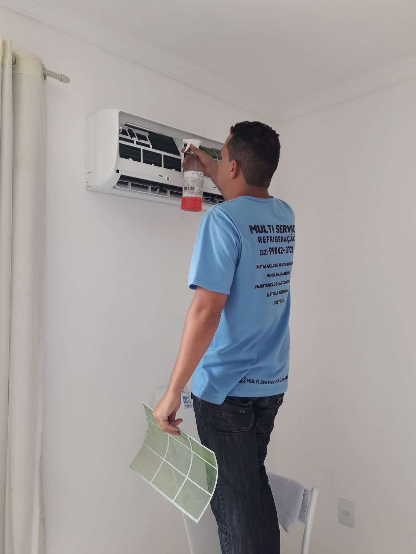 Técnico da Multi Service instalando ar-condicionado em Rio das Ostras